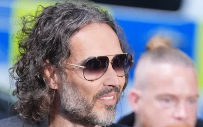 Russell Brand plaide non coupable de viol, d’attentat à la pudeur et d’agression sexuelle ; son procès est prévu pour juin 2026.