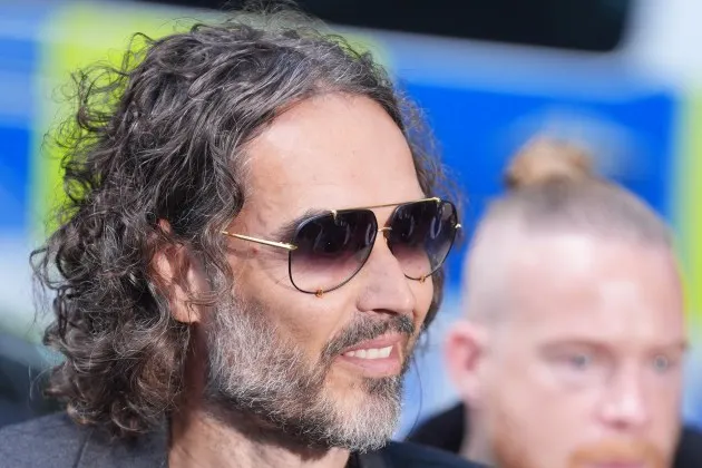 Russell Brand plaide non coupable de viol, d’attentat à la pudeur et d’agression sexuelle ; son procès est prévu pour juin 2026.