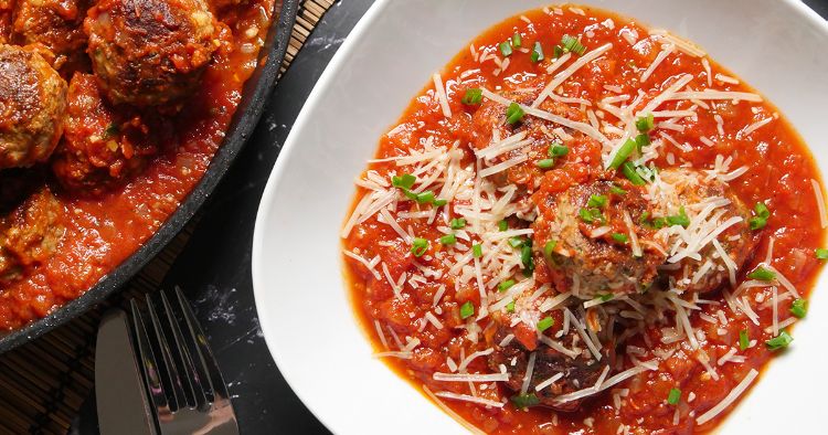 Le bœuf haché et la mozzarella s’associent pour composer un plat principal nutritif.