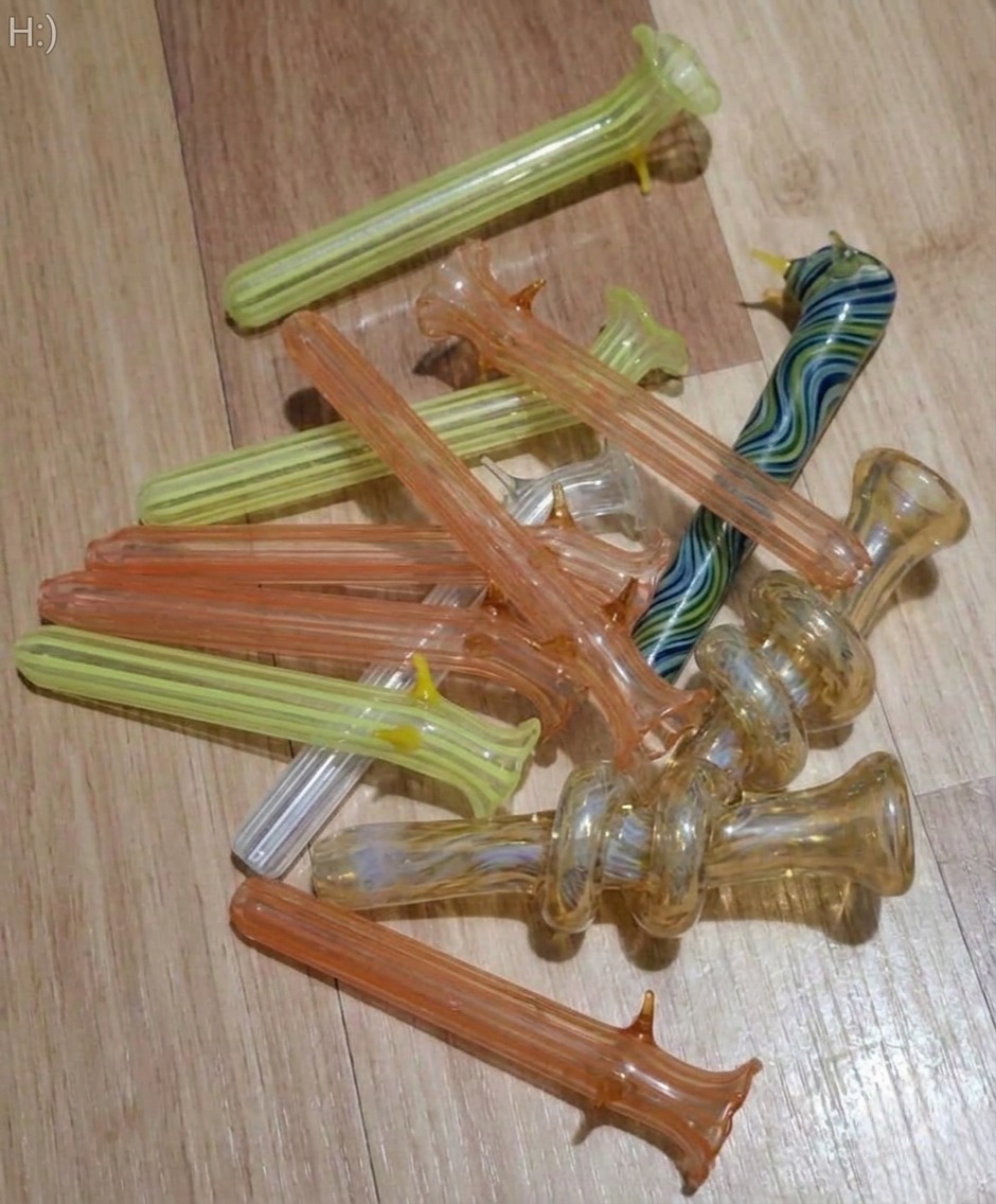 Découverte de vases en verre oubliés dans le placard de ma grand-mère, révélant une histoire cachée d’amour, de souvenirs et d’une époque révolue.