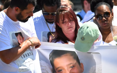 Des milliers de personnes manifestent pour la jeune fille française assassinée après que la police n’ait pas interrogé le suspect