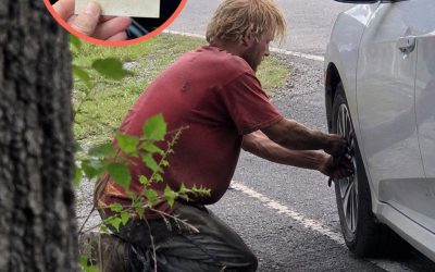 Un sans-abri m’a aidé à changer un pneu crevé sur la route 9 où mon fils a disparu il y a 20 ans – Ce qu’il a laissé sur le siège passager m’a bouleversé.