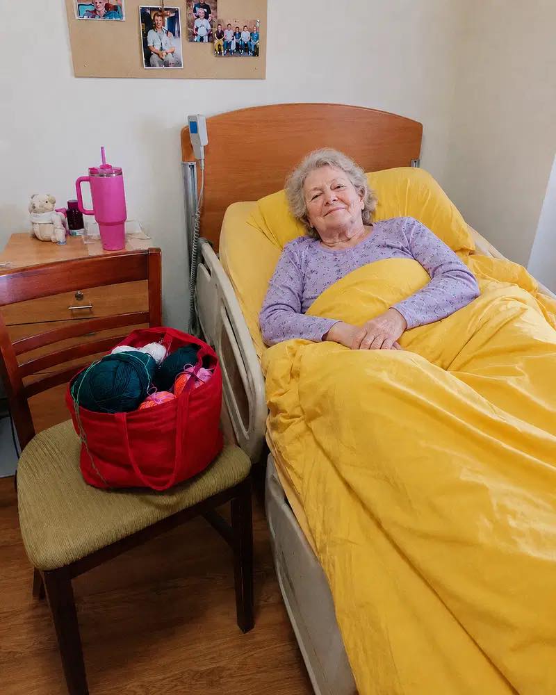 J’ai payé 2 500 $ par mois pendant un an pour couvrir les frais de résidence pour personnes âgées de ma belle-mère – quand j’ai découvert à quoi elle dépensait réellement cet argent, j’ai pâli.