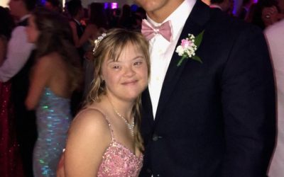 Le quarterback vedette a invité ma fille trisomique au bal de promo – mais quand j’ai découvert ce qu’il avait caché dans son smoking, il m’a chuchoté : « Tais-toi pour elle. »