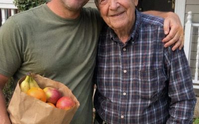Pendant douze ans, j’ai apporté des courses à mon voisin de 84 ans tous les dimanches. Après ses funérailles, son avocat m’a tendu une valise cabossée, et ce qu’elle contenait m’a fait trembler les mains.