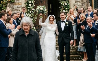 Quand je suis arrivée au mariage de mon fils, il s’est tenu devant les portes de l’église et a dit : « Je ne t’ai pas invitée, maman. Toute la famille est d’accord pour dire que tu ne fais plus partie des nôtres. »
