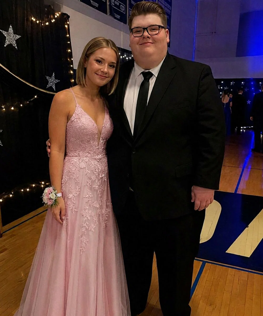 La fille la plus populaire du lycée a invité mon fils, maltraité, à danser au bal de promo – c’était une mauvaise blague, mais ce qu’il a fait ensuite m’a fait trembler.