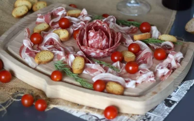 Comment faire un plateau de charcuterie? pliage en forme de rose !