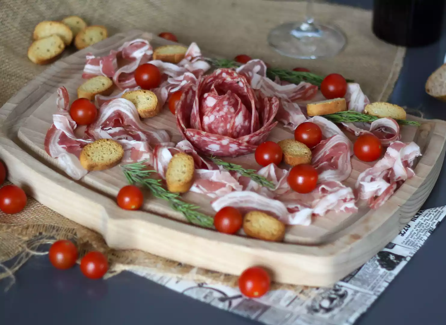 Comment faire un plateau de charcuterie? pliage en forme de rose !