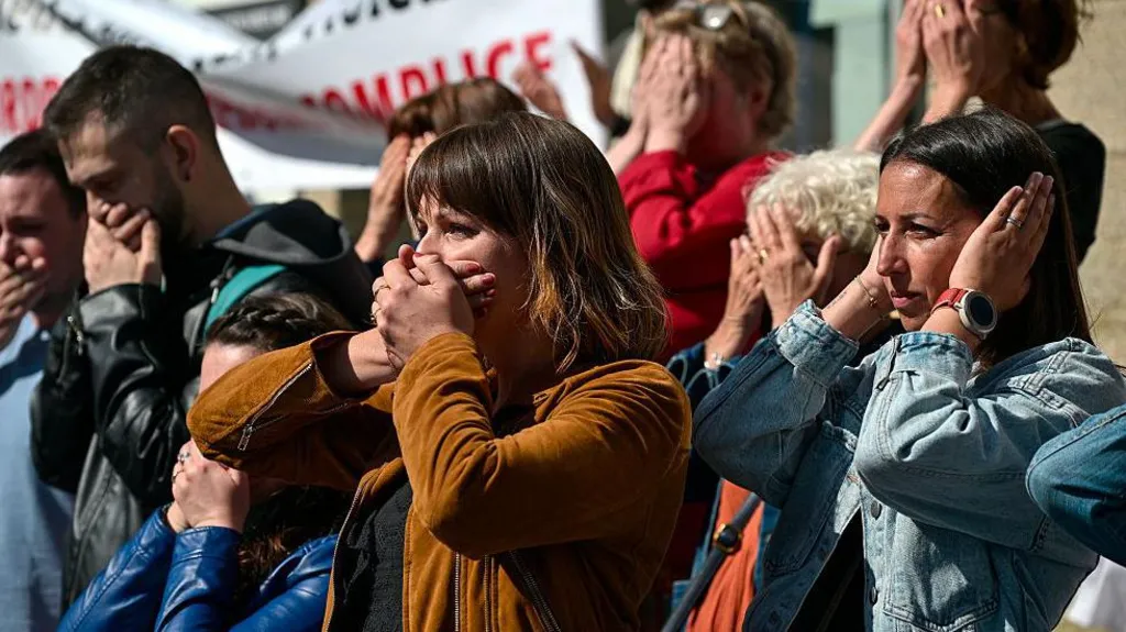 Dans un procès historique pour abus sexuels sur mineurs, des victimes demandent pourquoi la France refuse de savoir.
