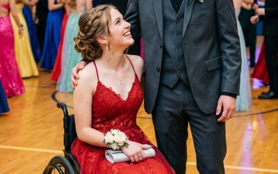 Au bal de promo, je suis restée seule dans mon fauteuil roulant jusqu’à ce qu’un garçon gentil m’invite à danser. Le lendemain matin, un policier est arrivé et m’a révélé un secret bouleversant à son sujet.