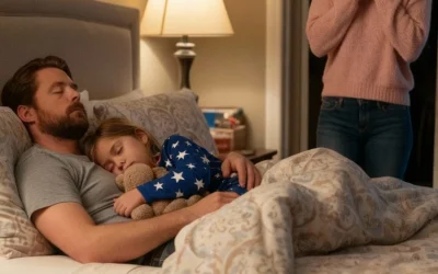 Une fillette de huit ans dort seule, mais chaque matin elle se plaint que son lit est « trop petit ». Lorsque sa mère consulte les images de la caméra de sécurité à 2 heures du matin, elle fond en larmes en silence…