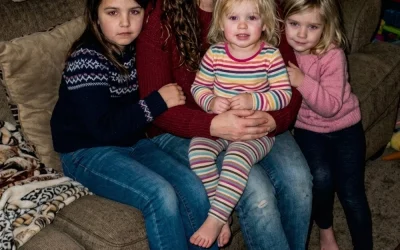 J’ai élevé les trois filles orphelines de mon frère pendant 15 ans. La semaine dernière, il m’a donné une enveloppe scellée que je n’étais pas censée ouvrir devant elles.