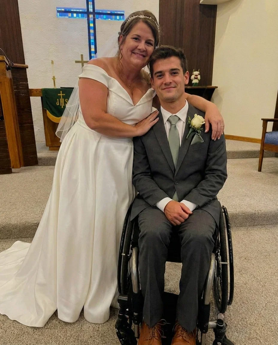 J’ai épousé un millionnaire paralysé de 20 ans dont je m’occupais pour sauver ma fille – Après le mariage, il m’a donné une enveloppe avec son nom dessus et m’a dit : « Voilà pourquoi j’avais vraiment besoin de toi. »